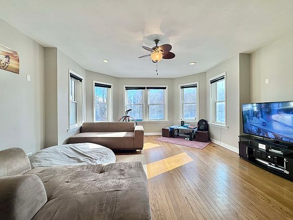 4th image of 6052 N Claremont Ave #1S
