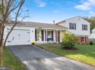 811 Mosby Hollow Dr, Herndon, VA 20170