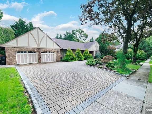 3rd image of 806 Stella Ct