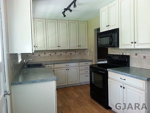 2nd image of 515 Pinyon Ave
