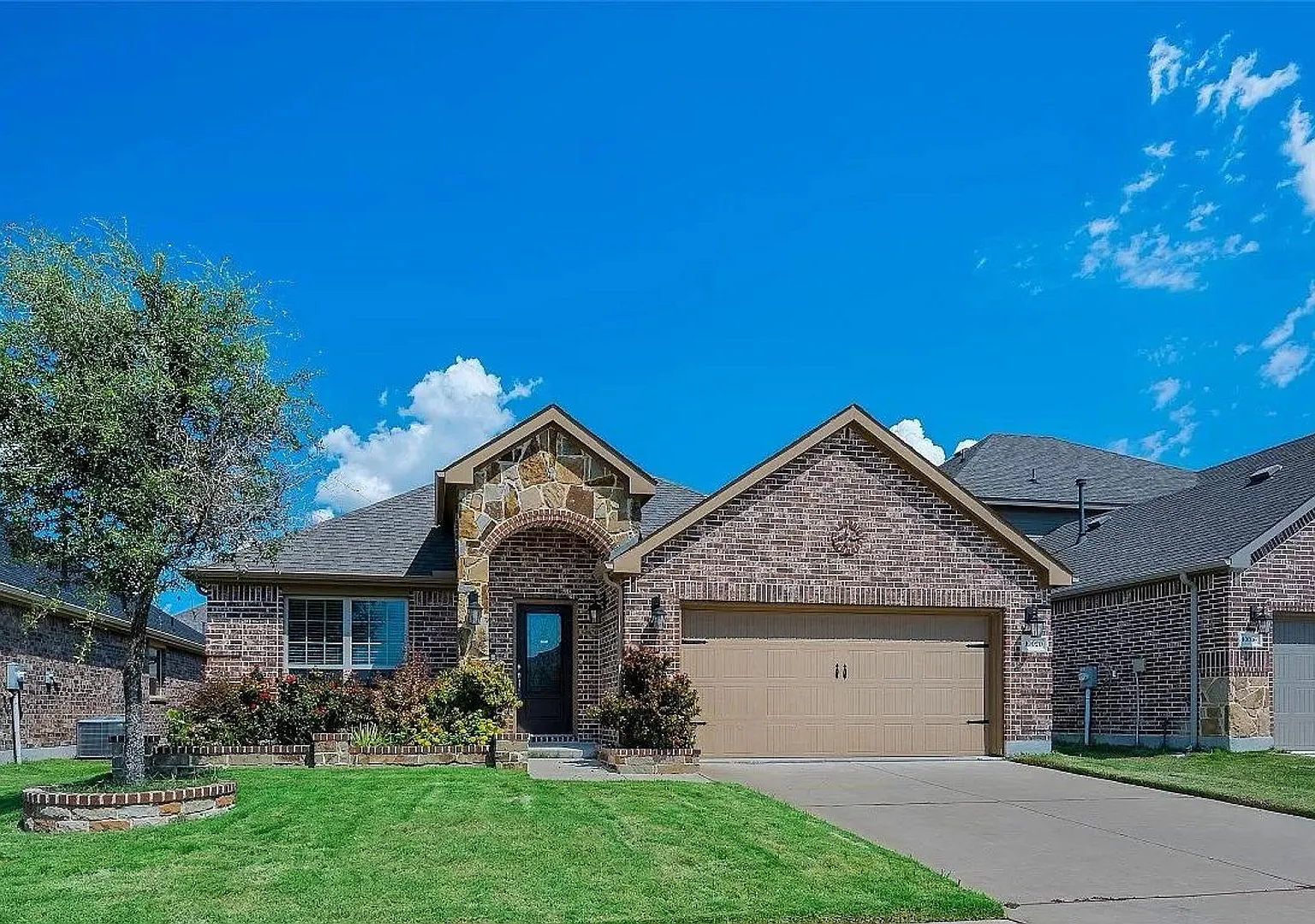 Welcome to 10020 Levelland PI, McKinney, TX 75071! This inviting home offers comfortable living i... — Photo 1