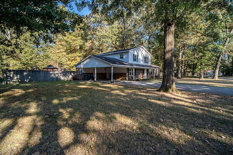 5 bed, 3.0 bath, 2476 sqft, $2,300 — Photo 2