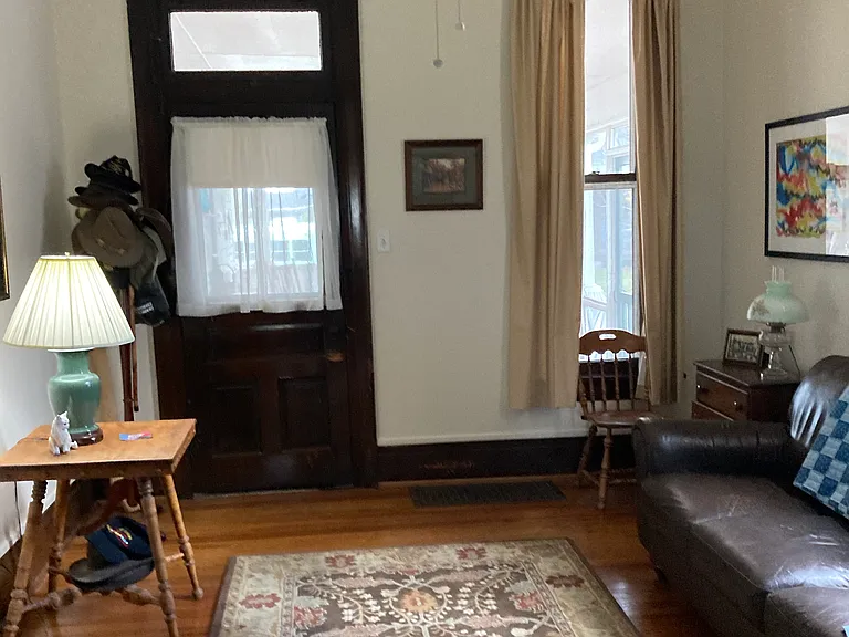 Room can be either a den, bedroom or dining room