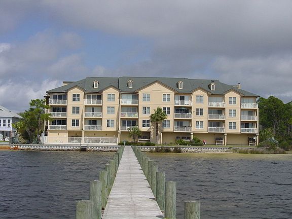 Lowrise Building : Long dock for fishing or just watching sealife