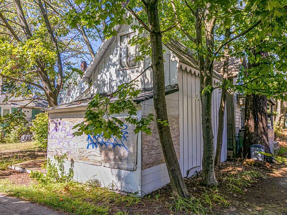 3rd image of 10 Linden Ave