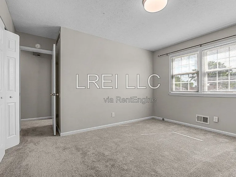 2414 Parkdale Ave — Photo 3