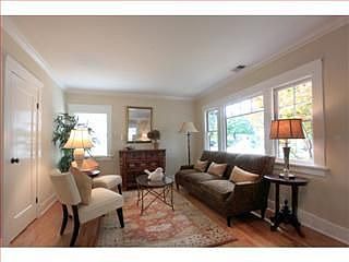 4th image of 255 College Ave