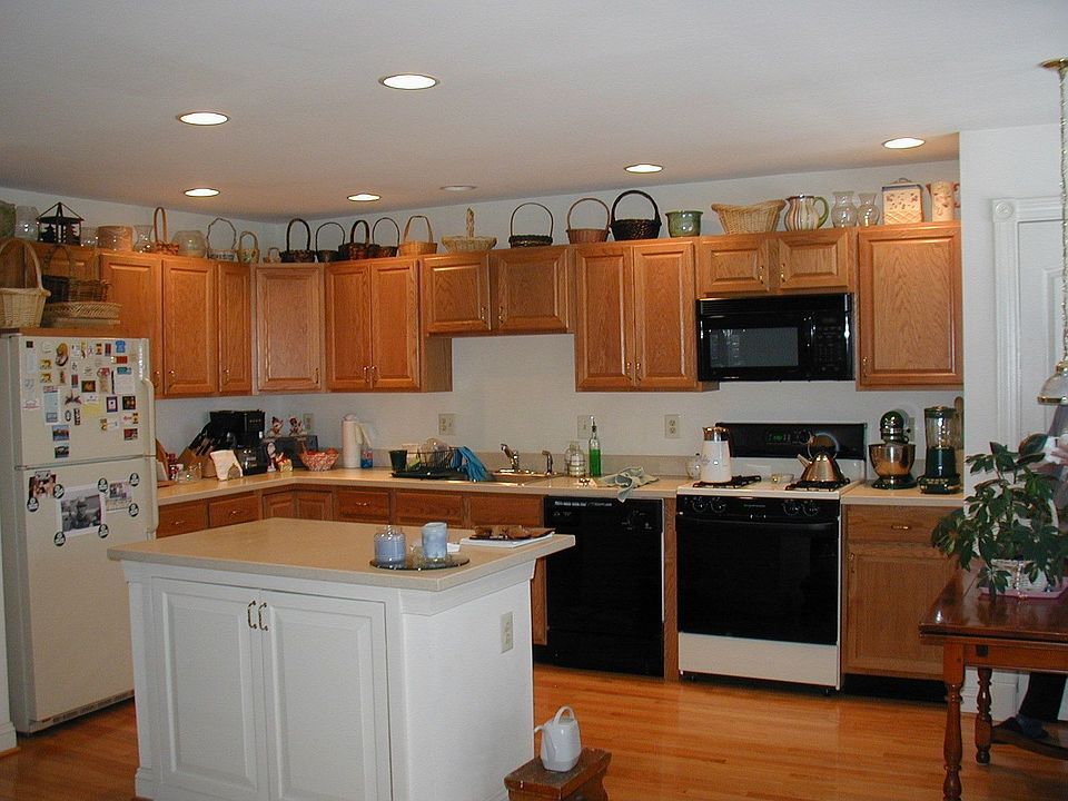2nd image of 102 Williamsburg Way