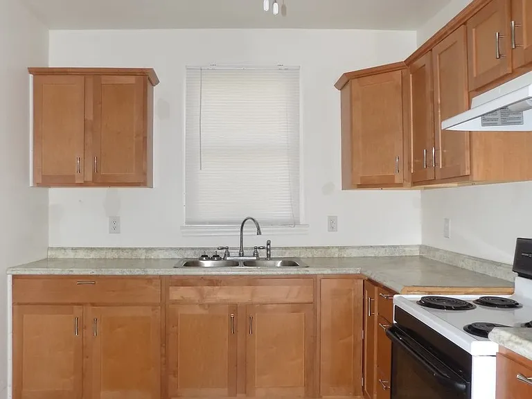 2347 Stark St — Photo 5