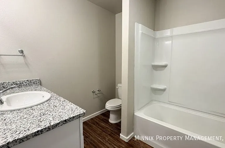 2033 Kenwood Ave — Photo 13