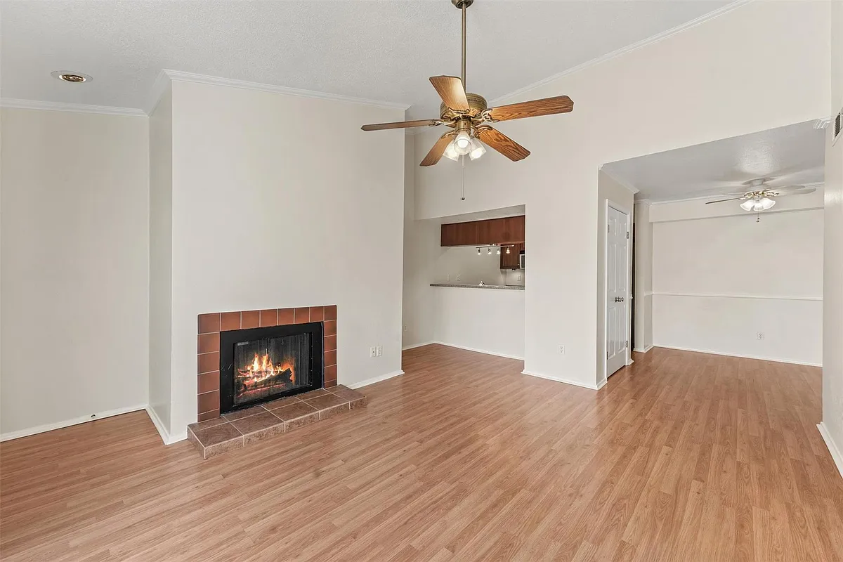 Building Photo - 7144 N Holiday Dr