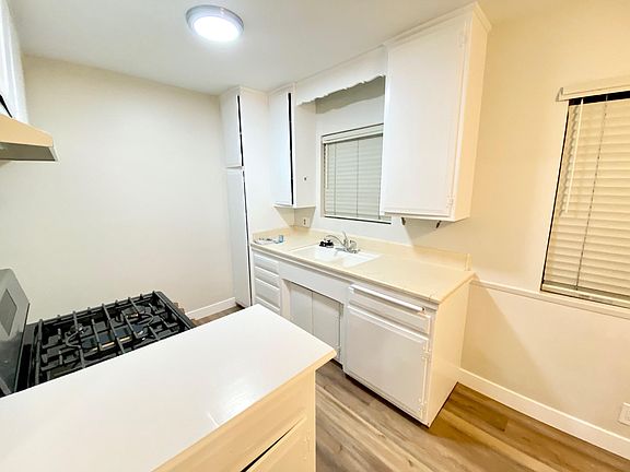3rd image of 124 S Everett St #1