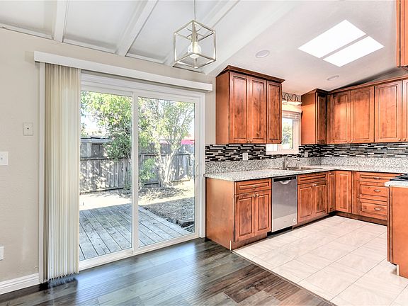 4th image of 6401 Larchmont Dr
