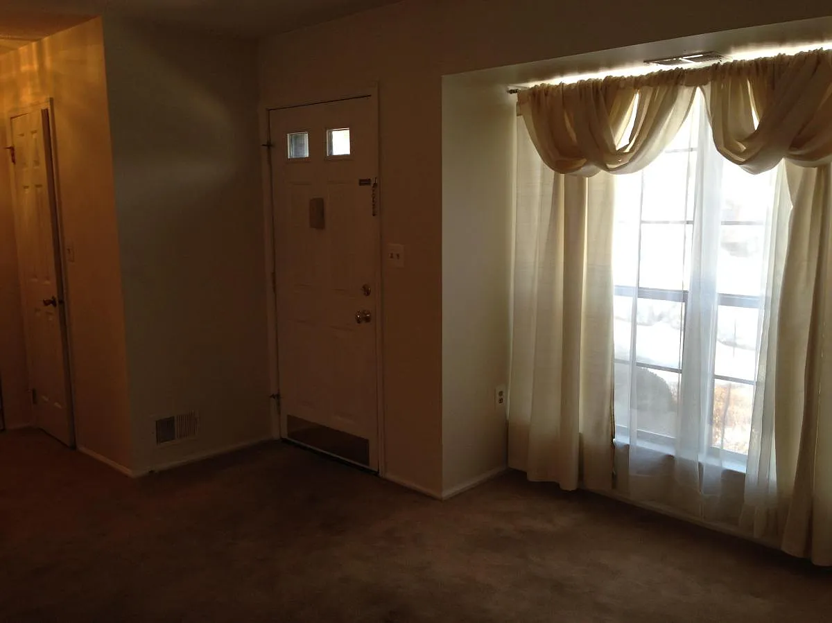 3 bed, 2.5 bath, 1396 sqft, $2,850 — Photo 3