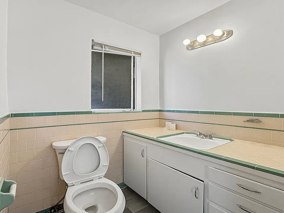 127 W 18th St #6
