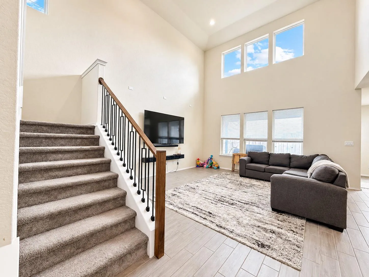 4 bed, 3.0 bath, 2411 sqft, $1,995 — Photo 4