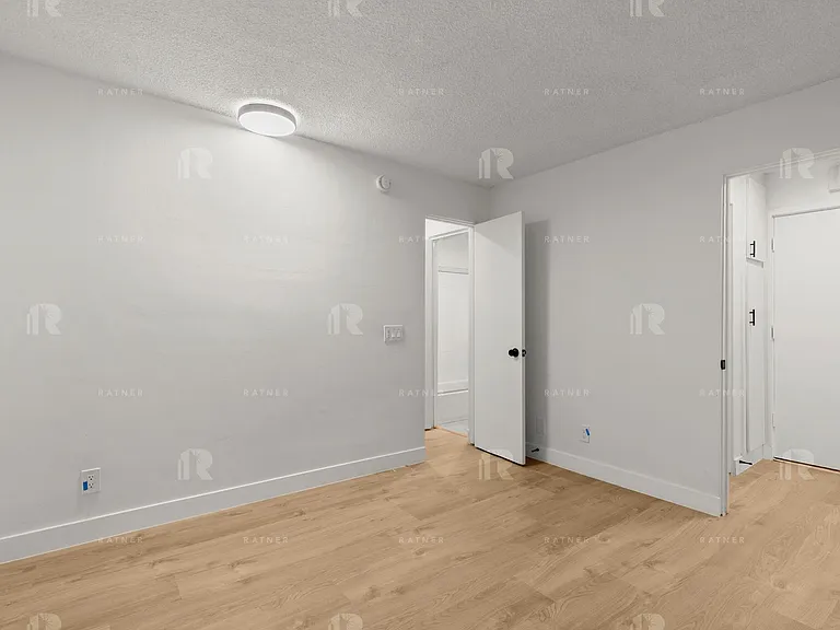 1114 N Kings Rd — Photo 9