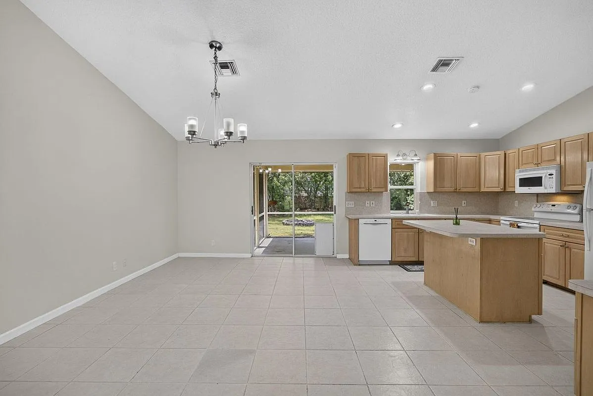 3 bed, 2.0 bath, 1900 sqft, $3,800 — Photo 2