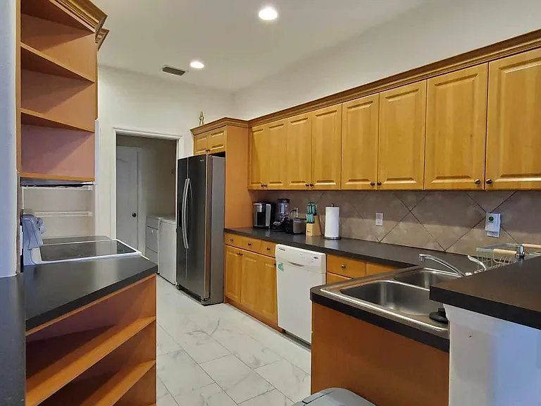 2323 Pan American Blvd — Photo 35