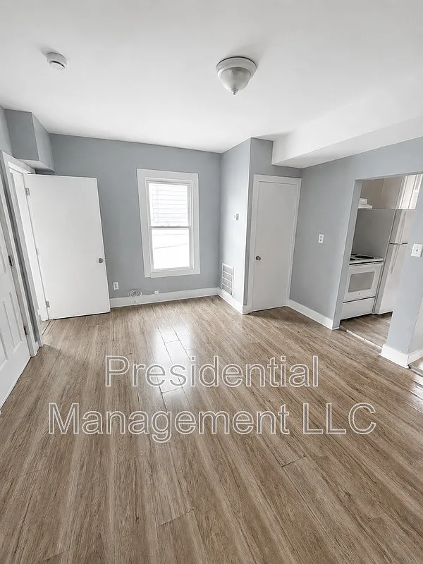 3 bed, 1.0 bath, $1,600 — Photo 2