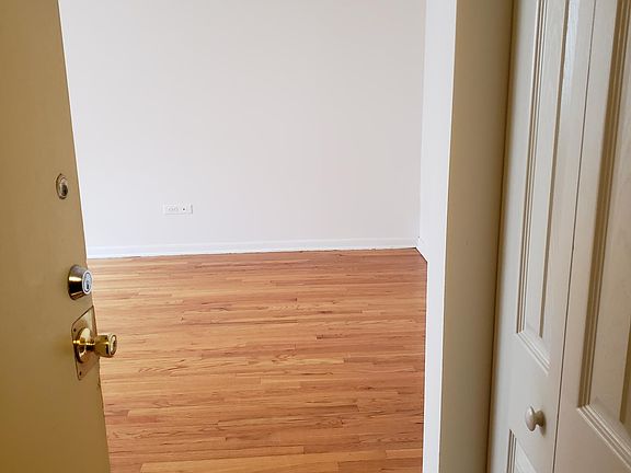 3rd image of 6163 N Kenmore Ave APT 506