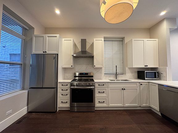 3rd image of 937 N Winchester Ave APT 1