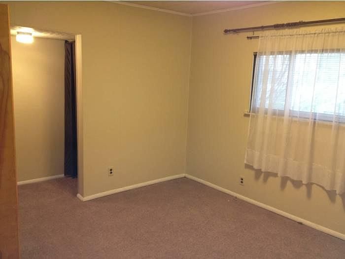Bedroom w/ 3 closets