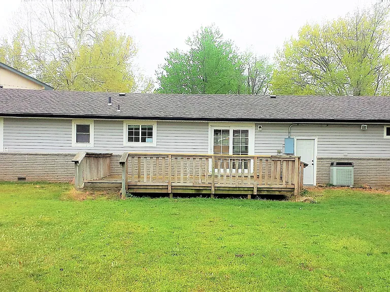 218 W Vandalia St — Photo 13