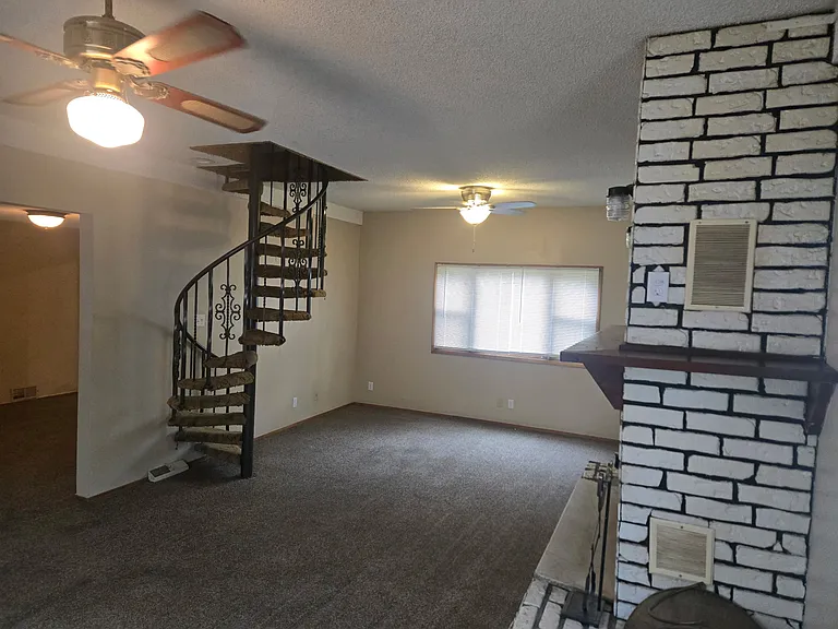 1013 Broadway St — Photo 3