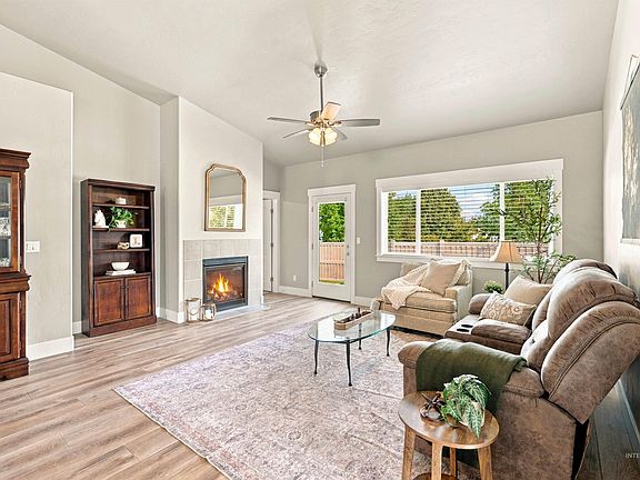 3rd image of 1656 Spring Creek Ave