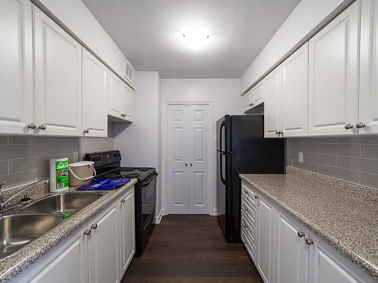 1407 Royal York Rd — Photo 12