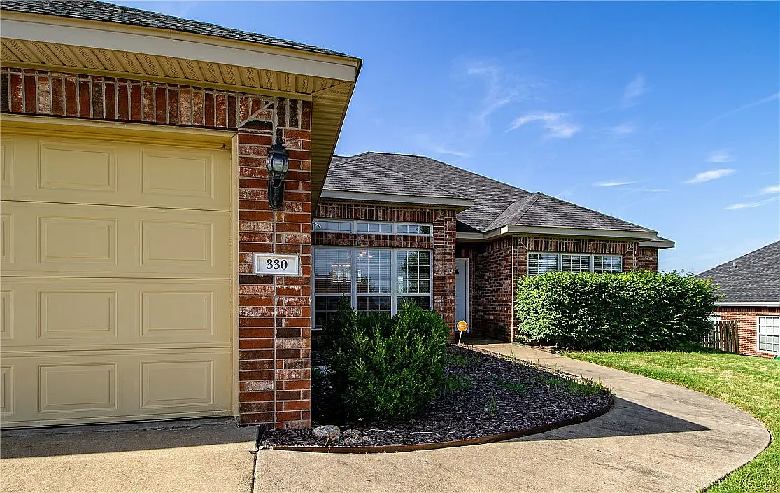 4 bed, 1959 sqft, $1,850 — Photo 2