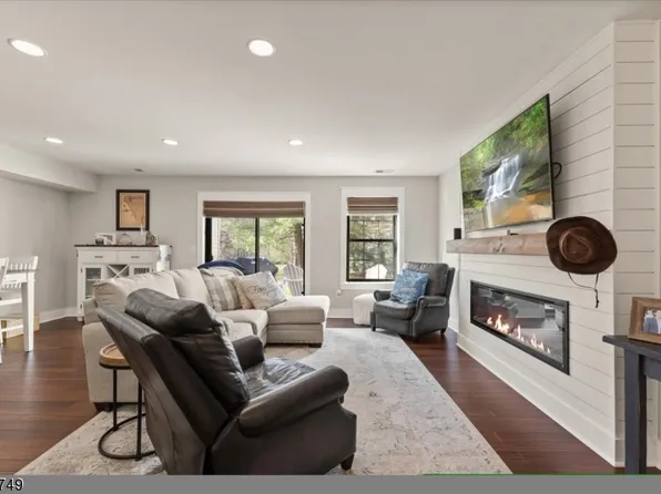 8 Kelly Ct, Lebanon Boro, NJ 08833