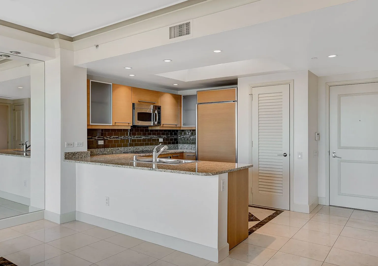 Luxury 27th Floor High-Rise at Turnberry Towers | City & Golf Views — Photo 4