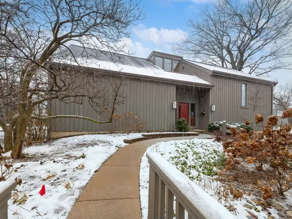 563 Woodview Rd APT A, Lake Barrington, IL 60010