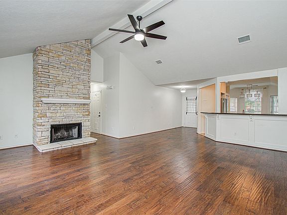 4th image of 914 Garrett Dr