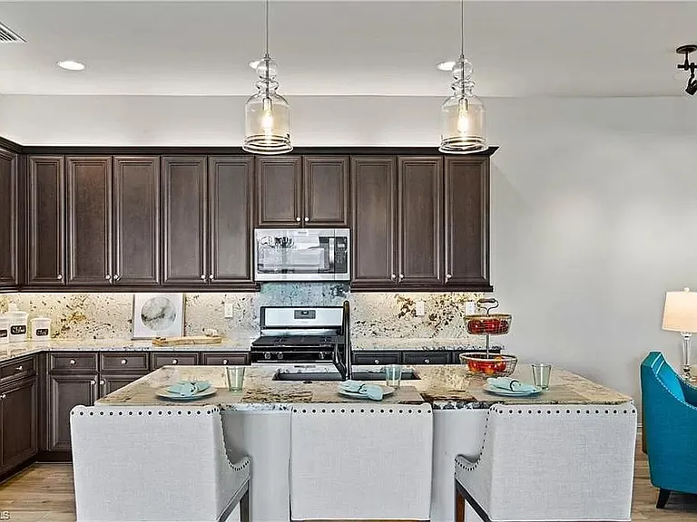 8150 Venetian Pointe Dr — Photo 6