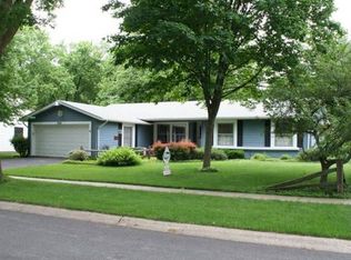 1048 Cheltenham Rd, Elk Grove Village, IL 60007