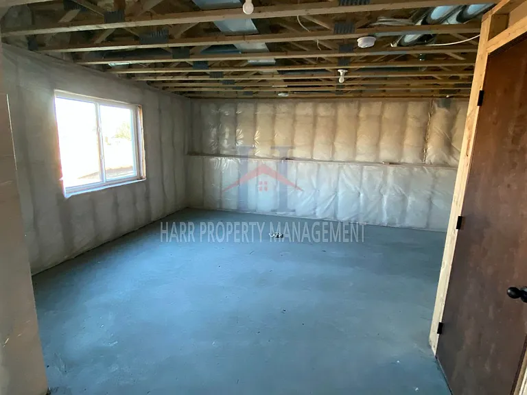 3210 E 3rd St — Photo 35