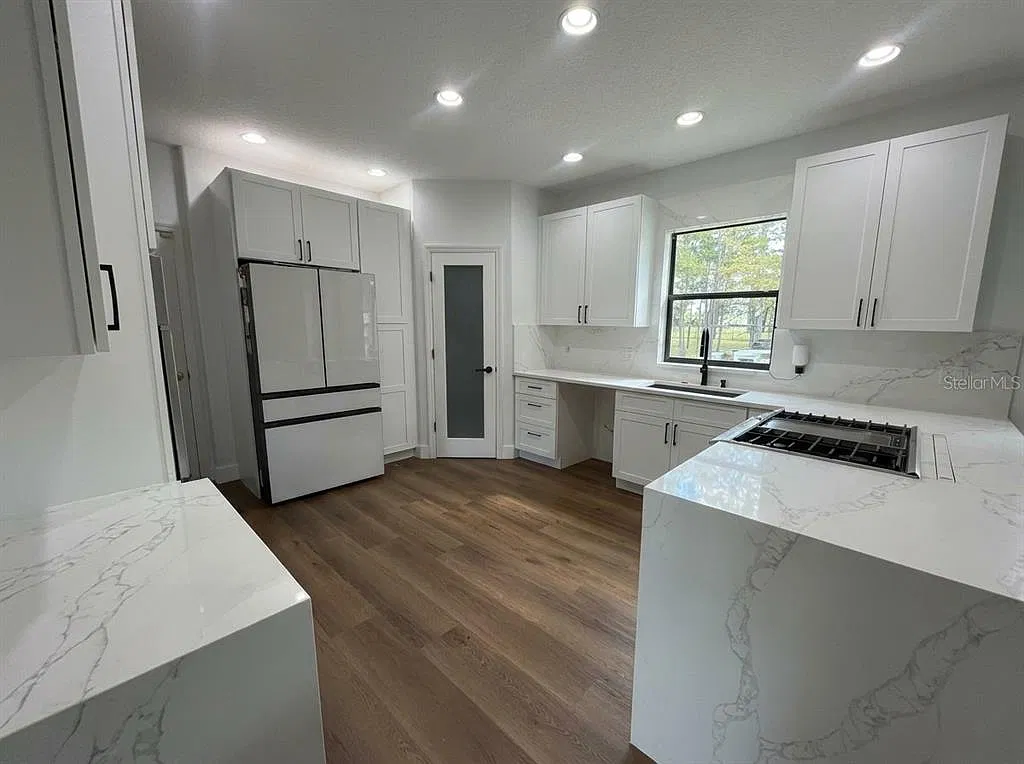 4 bed, 2.5 bath, 3200 sqft, $4,500 — Photo 2