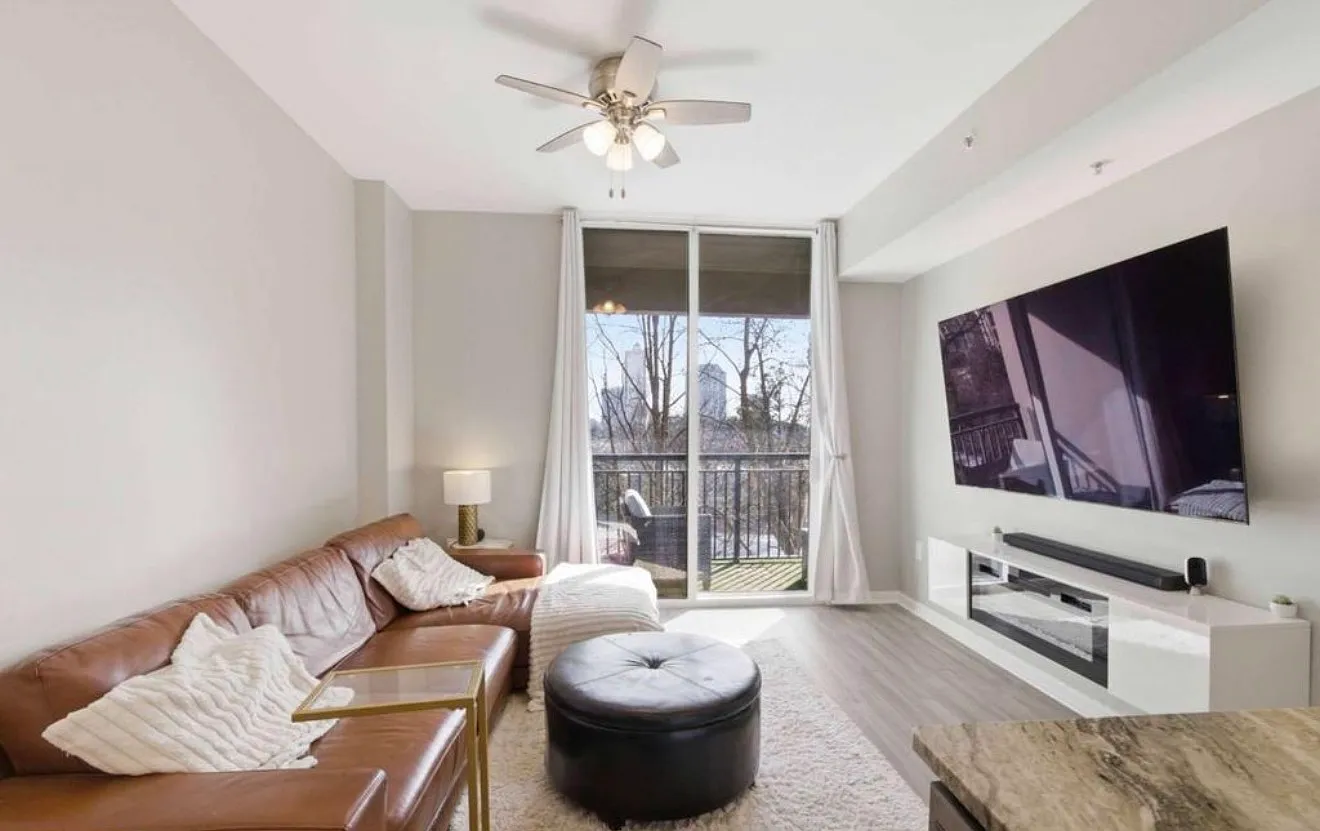 1 bed, 895 sqft, $2,299 — Photo 2