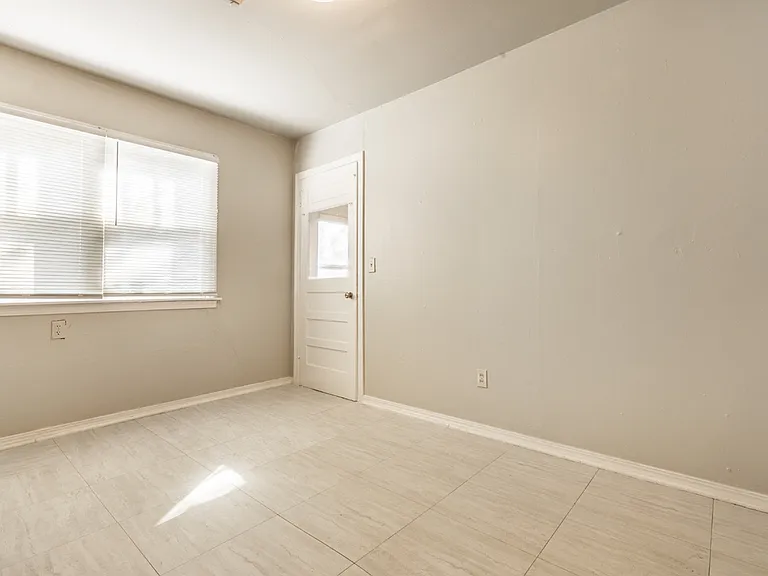 1216 E Campbell St — Photo 9