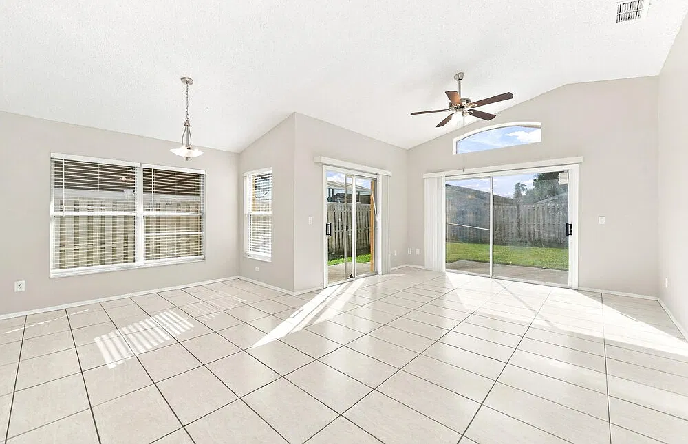 3 bed, 2.0 bath, 1404 sqft, $2,230 — Photo 4