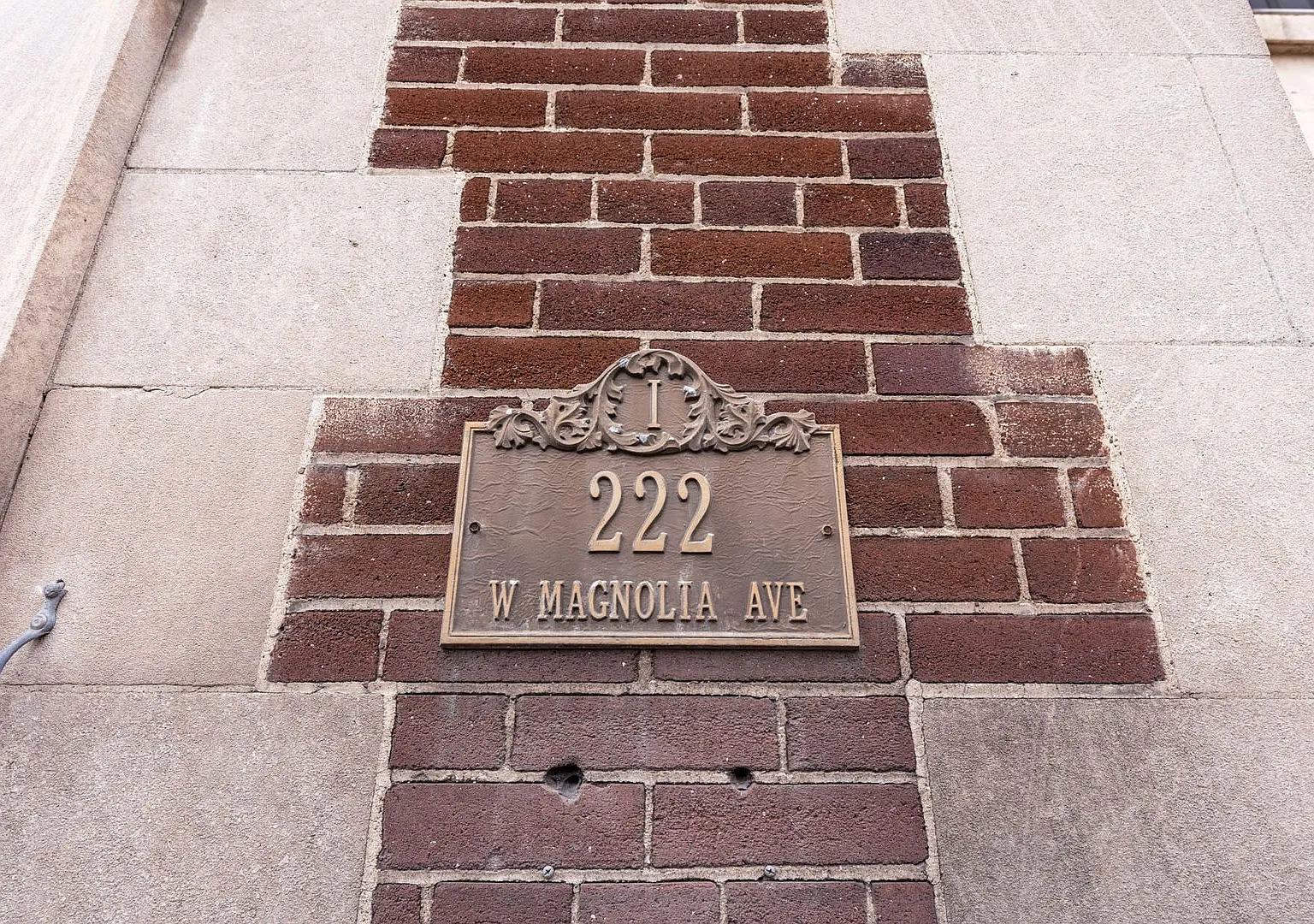 222 W Magnolia Ave — Photo 2