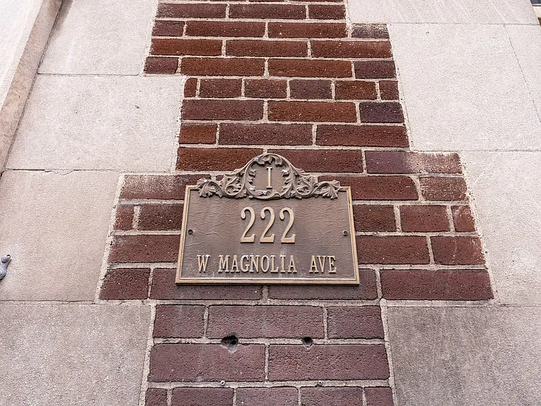 222 W Magnolia Ave — Photo 2