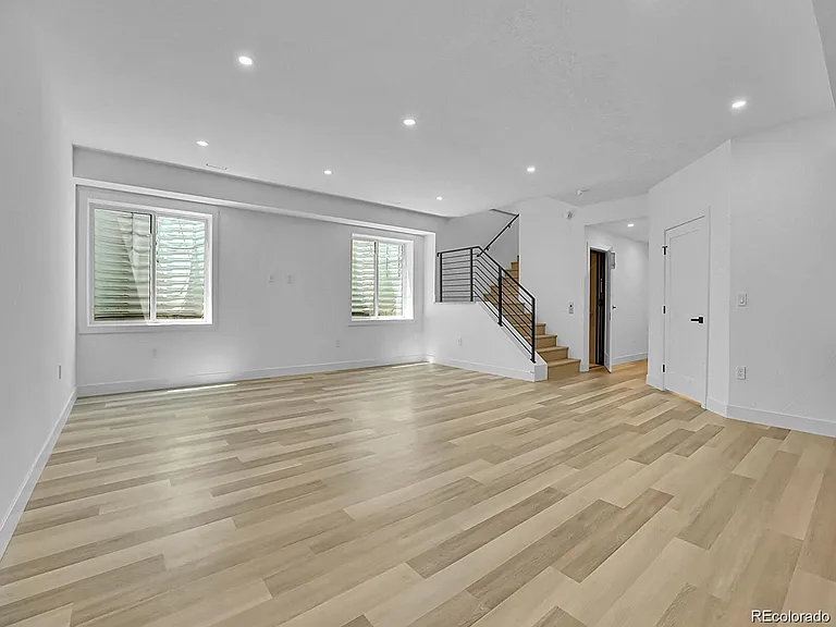 300 S Franklin St — Photo 38