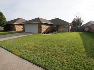 1717 Queensbury Rd, Moore, OK 73160