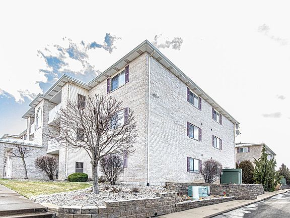 3rd image of 1985 W 75th Pl APT 38