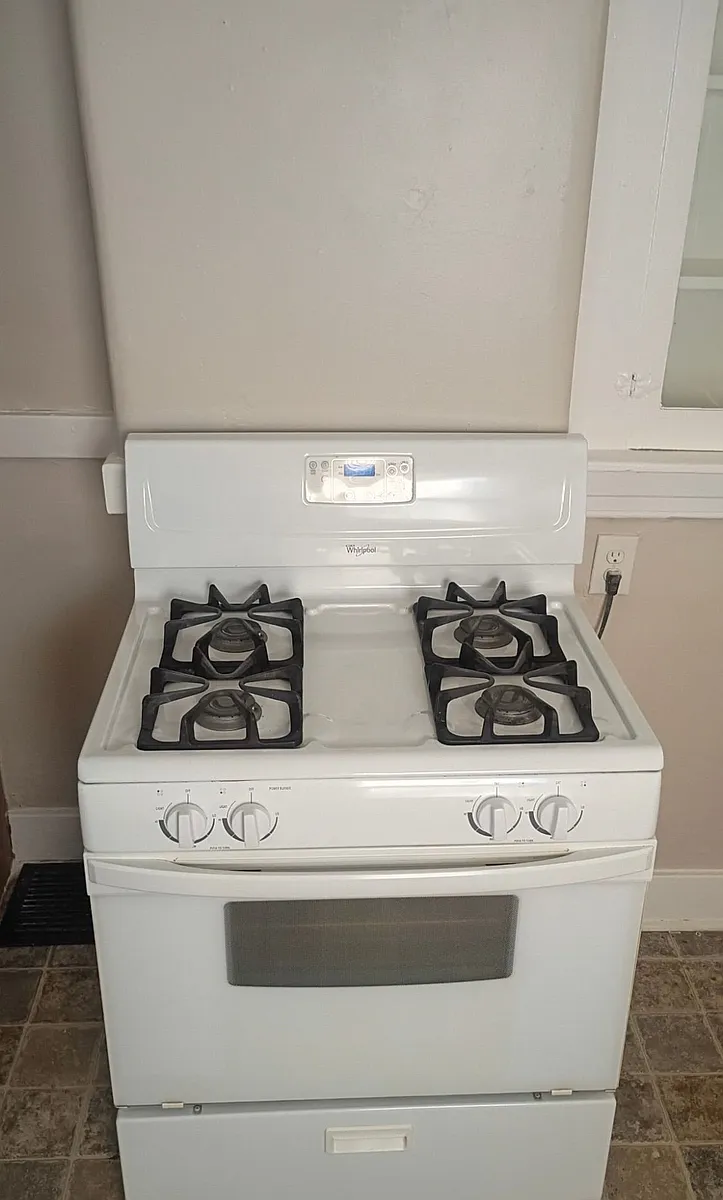 Gas - 2306 W Lee St