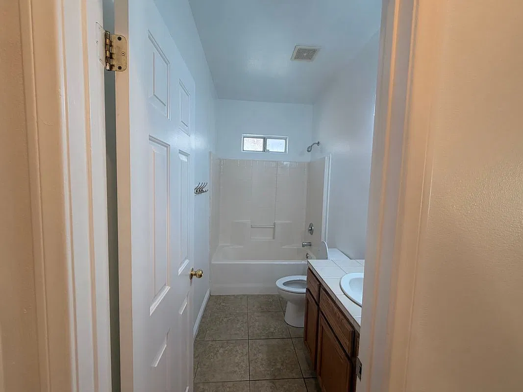 3 bed, 2.0 bath, 1431 sqft, $2,200 — Photo 4
